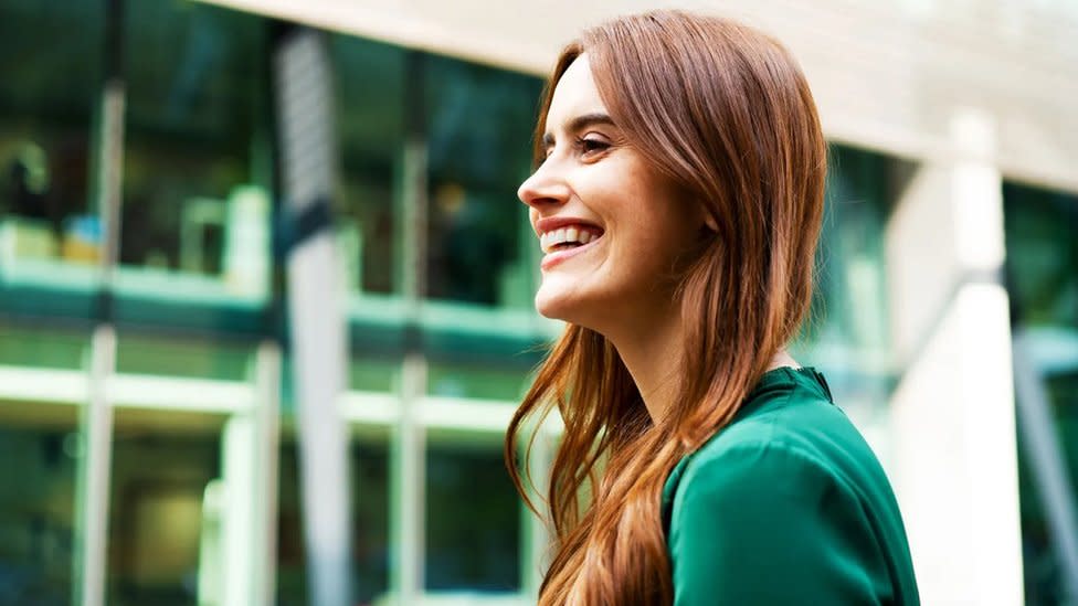 Una mujer sonriente