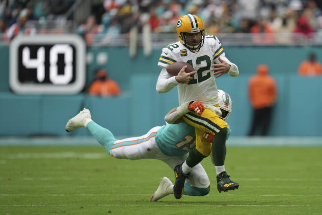 Green Bay, WI, USA. 30th Sep, 2018. Green Bay Packers quarterback Aaron  Rodgers #12 removes turf from his knee brace during the NFL Football game  between the Buffalo Bills and the Green