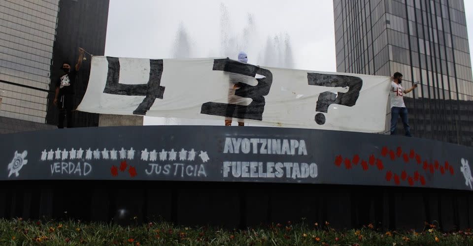 Manta de protesta por los 43 normalistas de Ayotzinapa