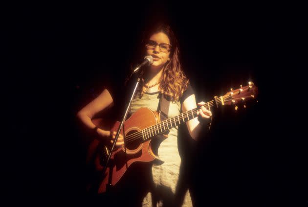 Loeb singing at CBGB, a New York City music club, in 1994. (Photo: Steve Eichner via Getty Images)