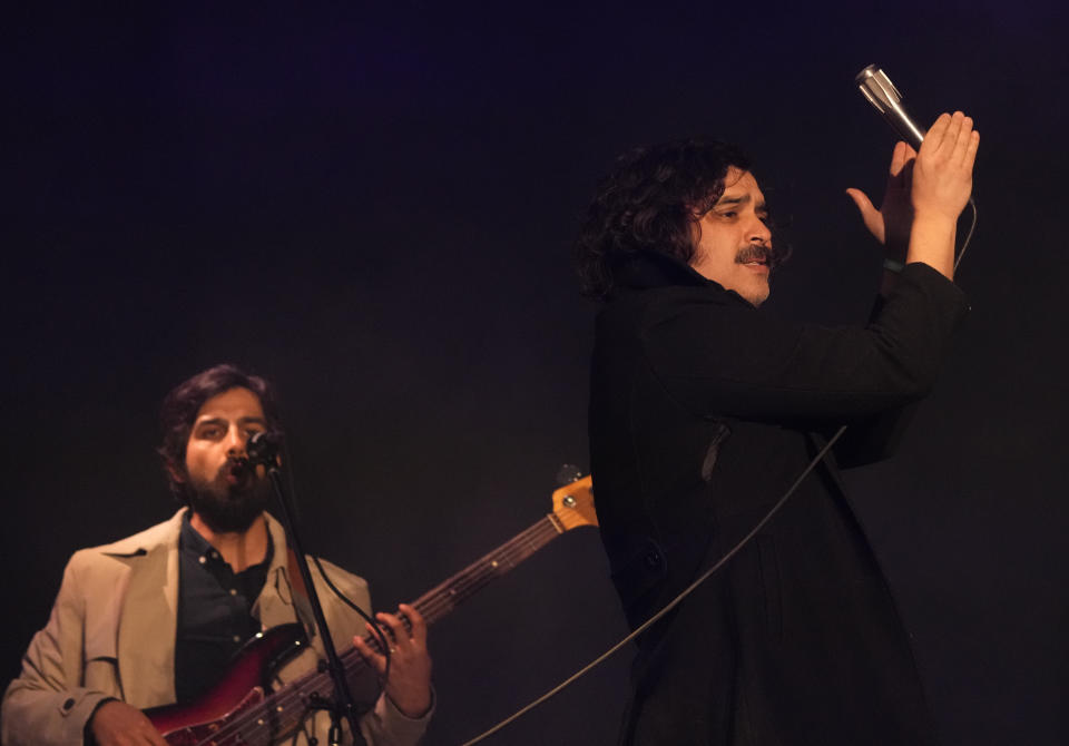 Luis Humberto Navejas, derecha, vocalista de Enjambre, durante su presentación en el festival Vive Latino en la Ciudad de México el domingo 19 de marzo de 2023. (Foto AP/Fernando Llano)