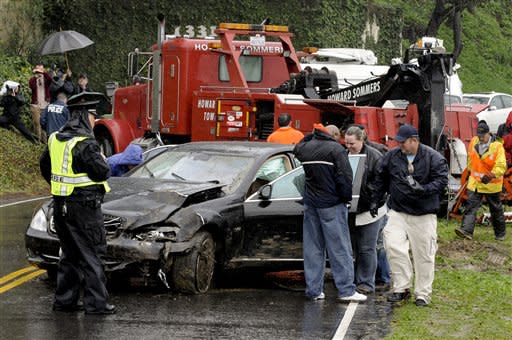 So baute Charlie Sheen im Jahr 2010 offenbar einen Unfall. Sein Wagen wurde in einer Schlucht in der Nähe seines Hauses gefunden und untersucht. Wie er dort hin kam, ist unklar. Im selben Jahr randalierte er im New Yorker Plaza Hotel und soll gegenüber der Pornodarstellerin Capri Anderson gewalttätig geworden sein. (Bild-Copyright: AP Photo/Gus Ruelas)