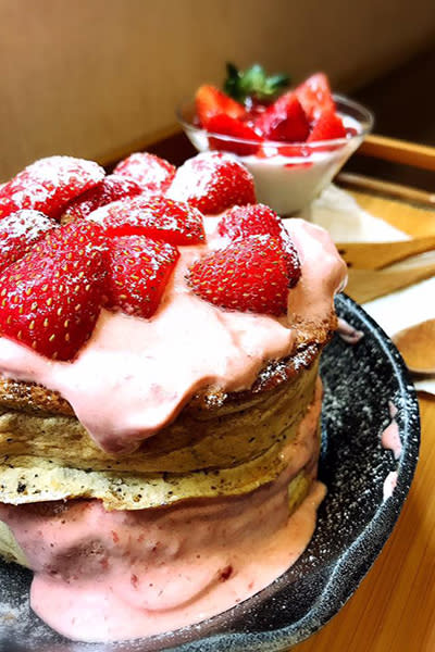 草莓舒芙蕾厚片鬆餅 (圖片來源／霜花亭)