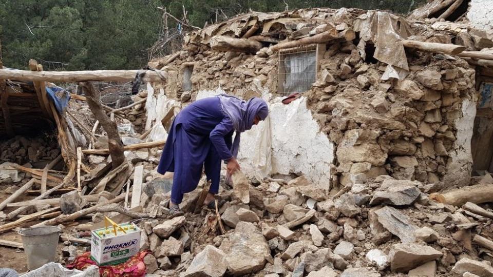 Rubble in Khos