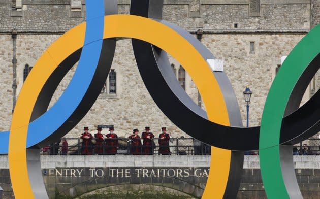 Les Beefeaters, ces « gardiens » de la Tour de Londres qui sont toujours chargés de faire visiter ce monument, ont regardé le dévoilement des anneaux olympiques. REUTERS/Andrew Winning