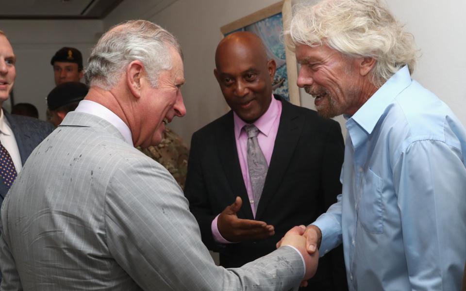 Auch der Promi-Milliardär Richard Branson darf sich seit einigen Jahren "Sir" nennen: Branson (hier bei einem Treffen mit Prinz Charles) wurde aufgrund seiner unternehmerischen Leistungen 1999 zum Ritter geschlagen. (Bild: 2017 Getty Images/Chris Jackson)