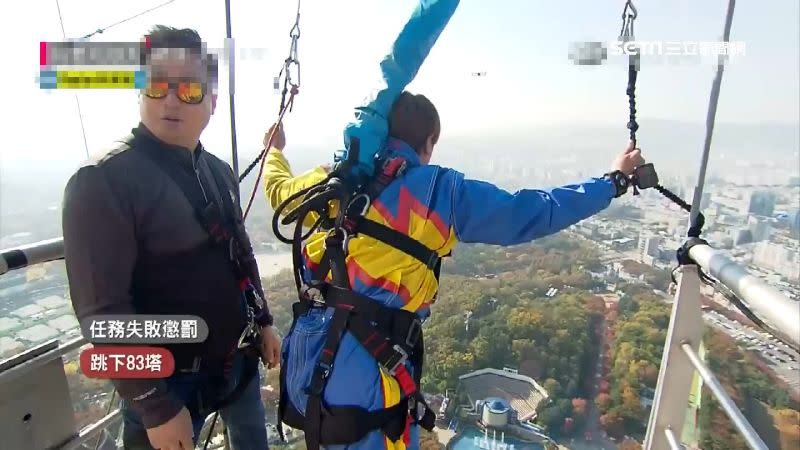 小鬼做為綜藝玩很大中的遊戲小隊長，為了過關挑戰高空彈跳。