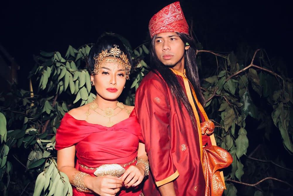 Nabil Ahmad and co-host Nabila Huda were both dressed in traditional clothing for the episode. — Picture from Instagram/kupu_kupu