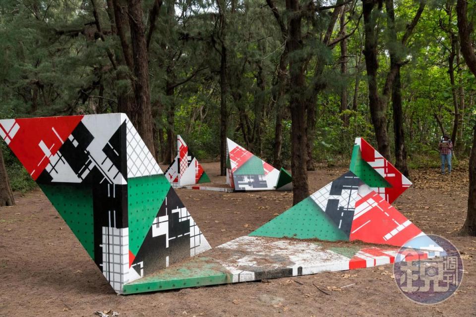 樹林裡荷蘭藝術家的《無題》，吸引遊客走入幾何摺紙雕塑裡。