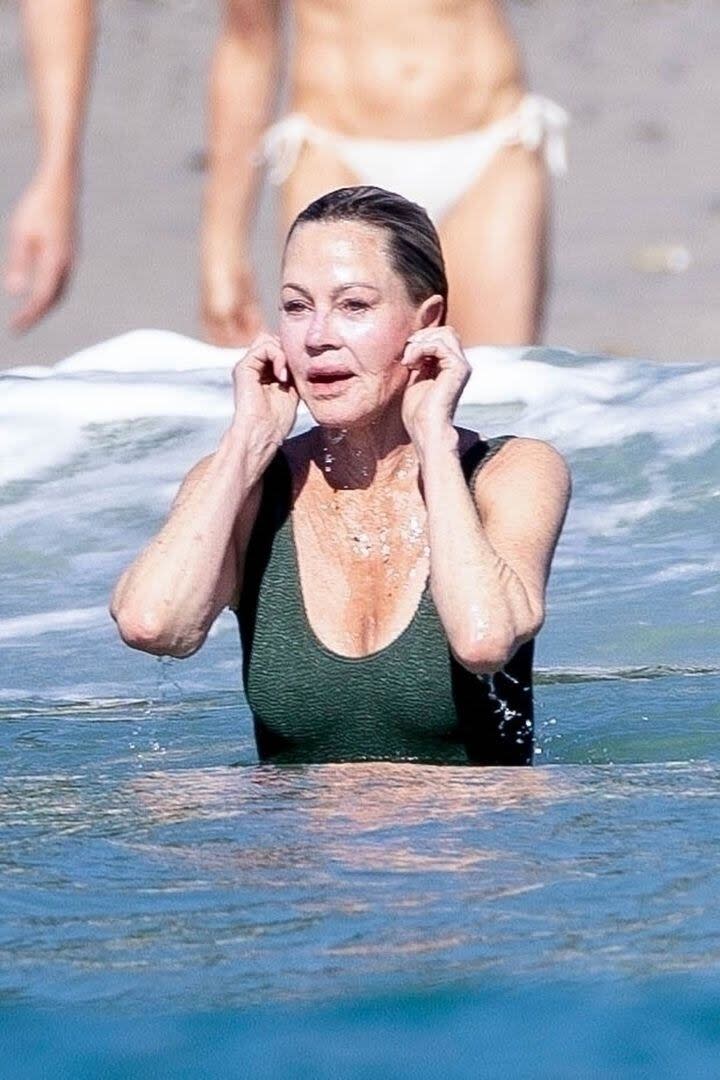 El traje de baño de Melanie Griffith se robó todas las miradas: se trata de un diseño de Bond-Eye Swim confeccionado con la tela arrugada elástica de la marca, con escote redondo y espalda escotada. La actriz eligió un tono verde oliva para su jornada de playa en México