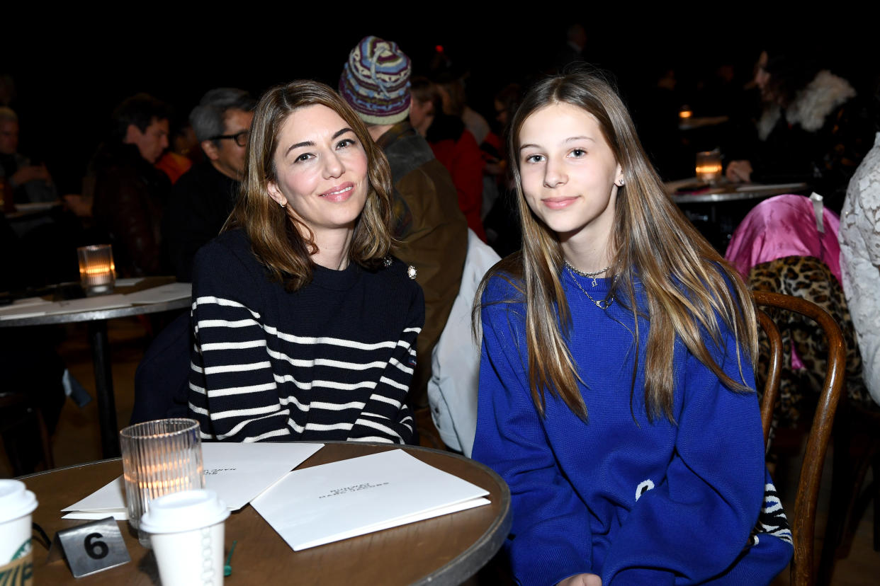 NUEVA YORK, NUEVA YORK - 12 DE FEBRERO: Sofia Coppola y Romy Mars asisten al desfile de Marc Jacobs Otoño 2020 durante la Semana de la Moda de Nueva York el 12 de febrero de 2020 en la ciudad de Nueva York. (Foto de Dimitrios Kambouris/Getty Images para Marc Jacobs)