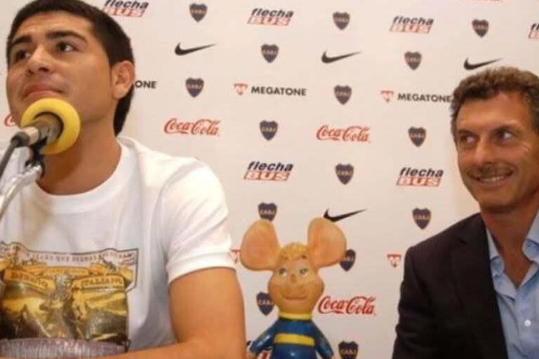 Riquelme y Macri, en 2001; en el medio, el Topo Gigio