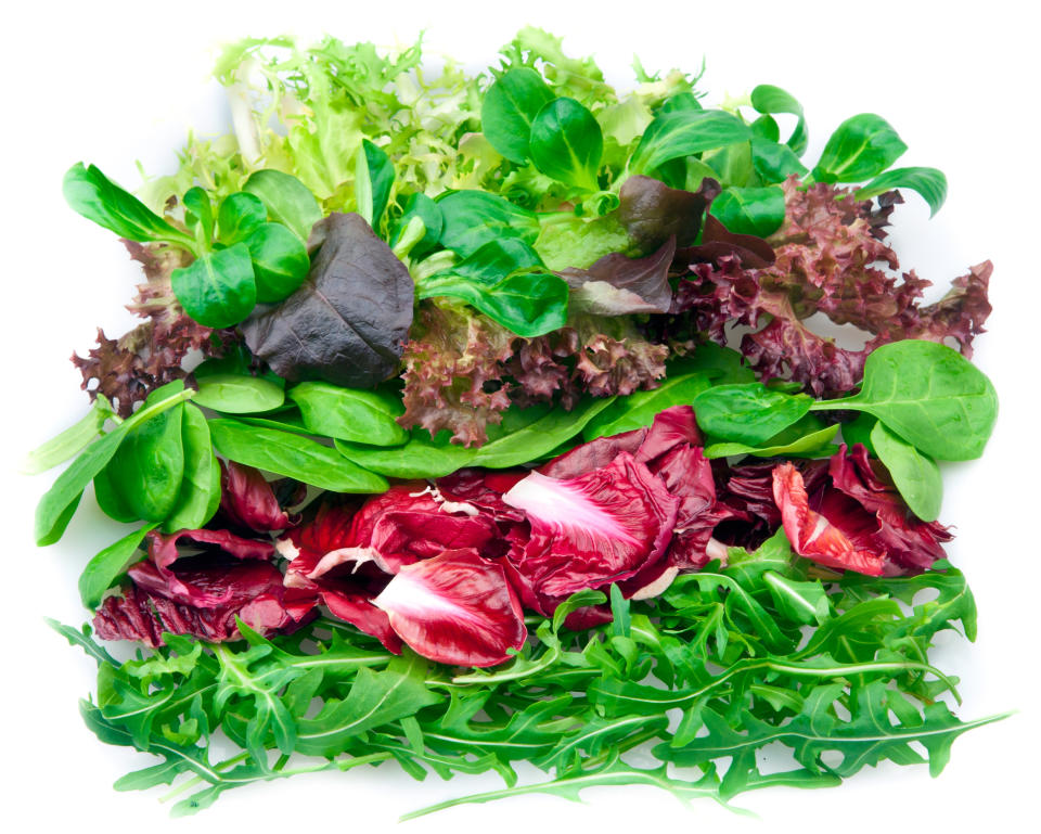 <p>In jedem Fall sollte fertiger Salat immer gut gekühlt werden und rasch aufgebraucht werden. Denn: Der austretende Zellsaft an den Schnittkantenbietet Keimen einen idealen Nährboden. Auch küchenfertiger Salat sollte gewaschen werden, raten die Experten. </p>