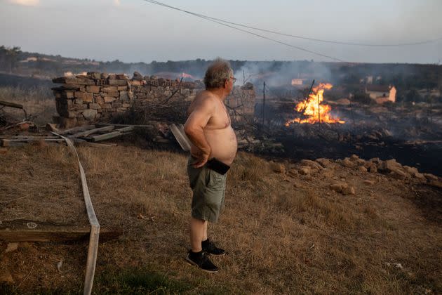 Un vecino de Losacio observa los restos de un fuego cercano (Photo: Europa Press News via Getty Images)