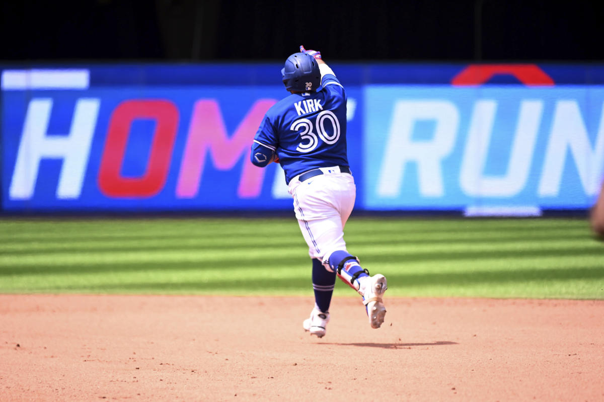 Alejandro Kirk's two-run homer, 03/20/2022