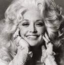 Dolly Parton wollte diese Woche zum Lachen animieren. "Wenn du jemand siehst, der nicht lächelt, schenk ihm dein Lächeln. Wenn du heute nicht lächelst, ist das für dich", schrieb sie zu diesem Throwback-Bild. (Bild-Copyright: dollyparton/ Instagram)