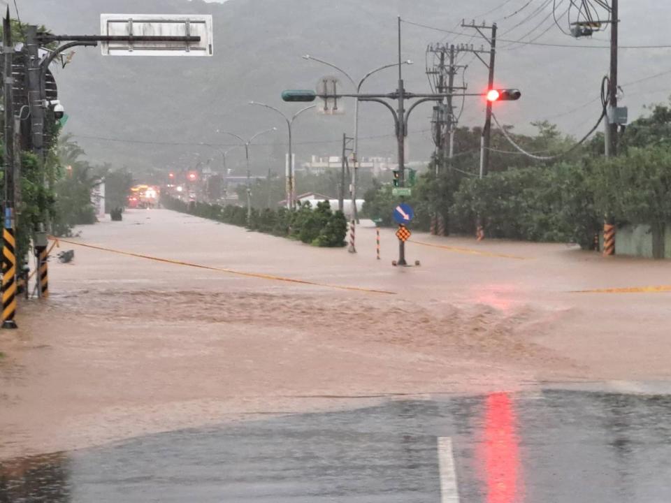 受低氣壓影響，新北市北海岸區域昨日下暴雨，多處道路淹水。（取自金山警好讚臉書）