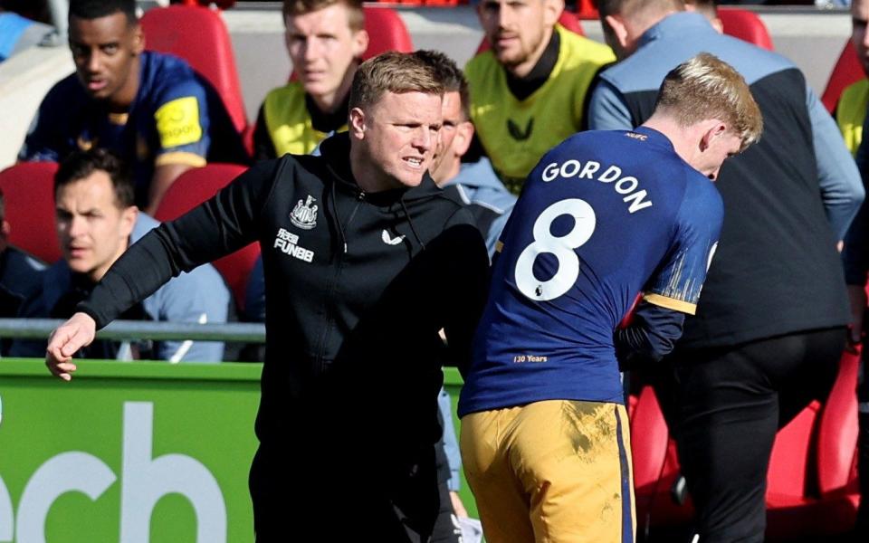  Newcastle United&#39;s Anthony Gordon with manager Eddie Howe after being substituted - Reuters/David Klein