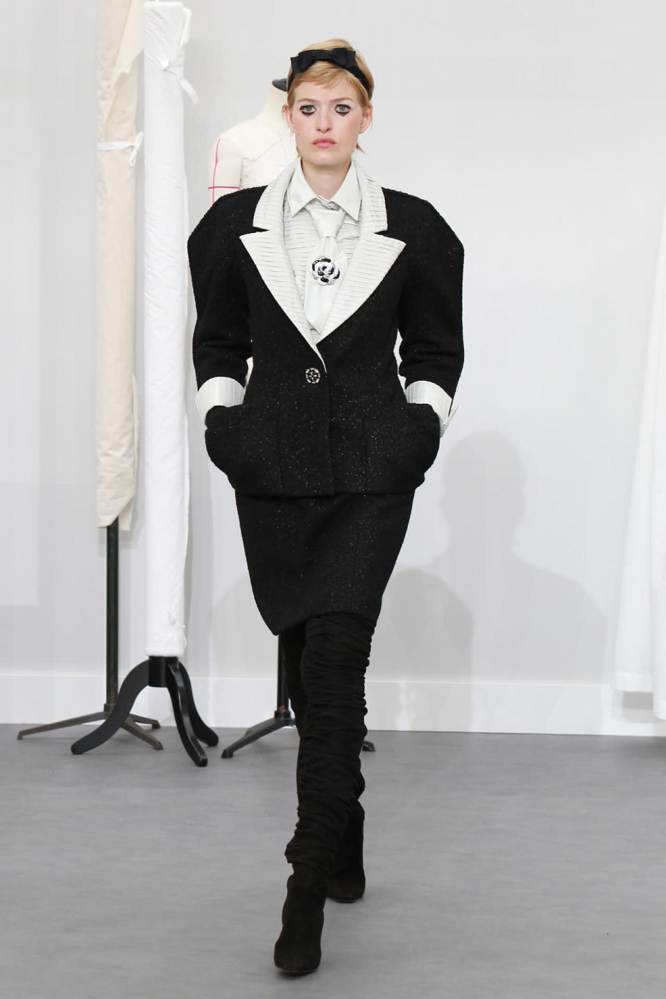 C’est la pièce qui tranche avec l’allure Chanel classique : la veste de tailleur déstructurée aux épaules.