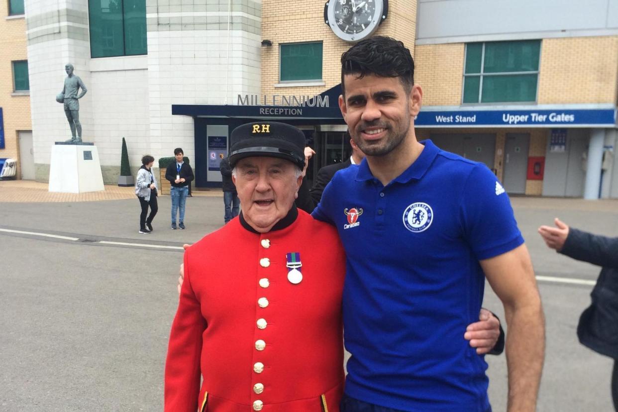 Warm welcome | Diego Costa meets Chelsea Pensioner Derek Higby: @ChelseaFC