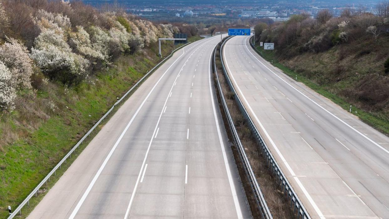 Kein einziges Auto ist während der Corona-Pandemie auf der Autobahn A4 zu sehen.