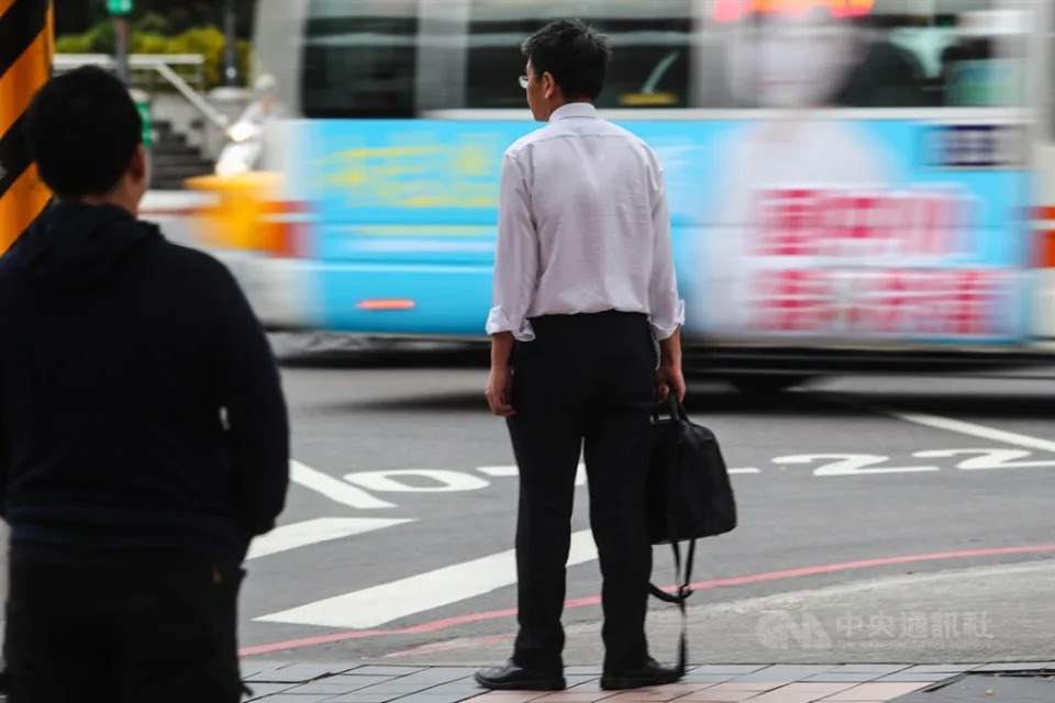 勞工對整體工作感到不滿意的因素主要為薪資、升遷。示意圖／中央社