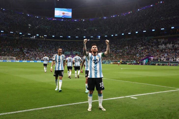 Foto del sábado del capitán de Argentina Lionel Messi celebrando tras marcar ante México