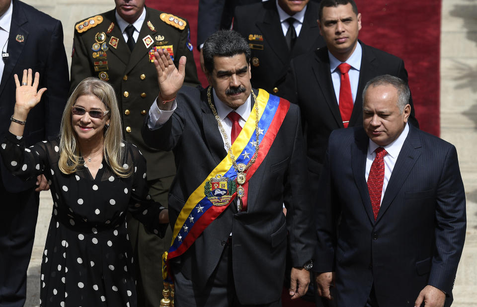 El presidente de Venezuela, Nicolás Maduro, en el centro; la primera dama, Cilia Flores, a la izquierda, y el presidente de la Asamblea Nacional Constituyente, Diosdado Cabello, llegan al recinto de la asamblea, donde Maduro dio su discurso anual sobre el estado de la nación, en Caracas, Venezuela, el martes 14 de enero de 2020. (AP Foto/Matias Delacroix)