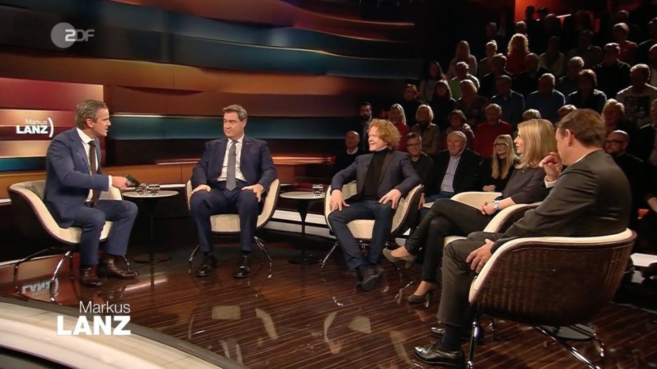 Neben Markus Söder (2.v.l.) waren außerdem Sänger Mick Hucknall (“Simply Red”, m.), Journalistin Tina Hildebrandt und Autor Andreas Englisch (r.) zu Gast bei Markus Lanz. (Bild: Screenshot/ZDF)