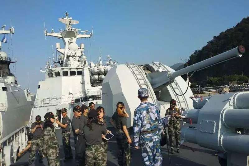 20180513，中國軍艦稱巡邏時與台灣軍艦打招呼，我國防部斥為假新聞。（圖片來源：鳳凰網）