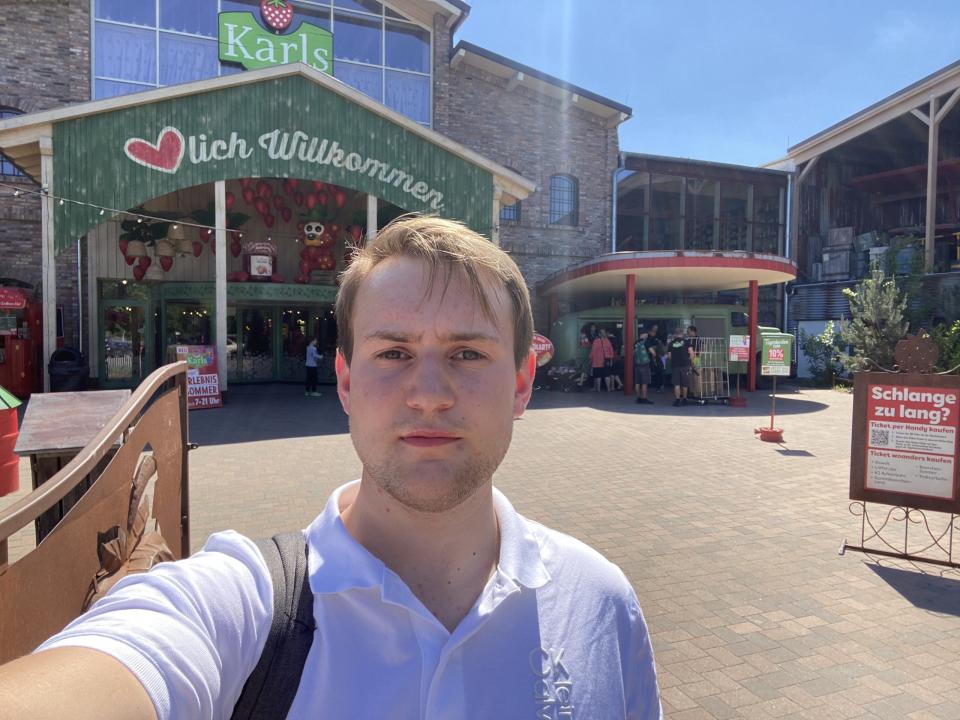 Business-Insider-Reporter Luca Schallenberger vor Karls Erlebnis-Dorf - Copyright: Luca Schallenberger