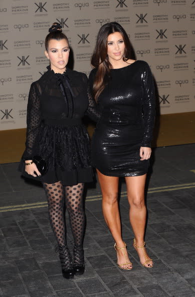 Mira en comparación a Kourtney Kardashian que lució muy trendy combinando su vestidito negro con unas mallas con diseño.