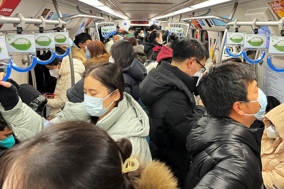 Commuters ride a subway train during the morning rush hour amid the coronavirus disease (COVID-19) outbreak, in Beijing, China December 26, 2022. REUTERS/Josh Arslan
