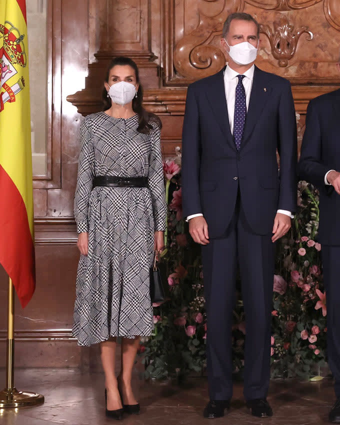 Reina Letizia vestido cuadros cinturón