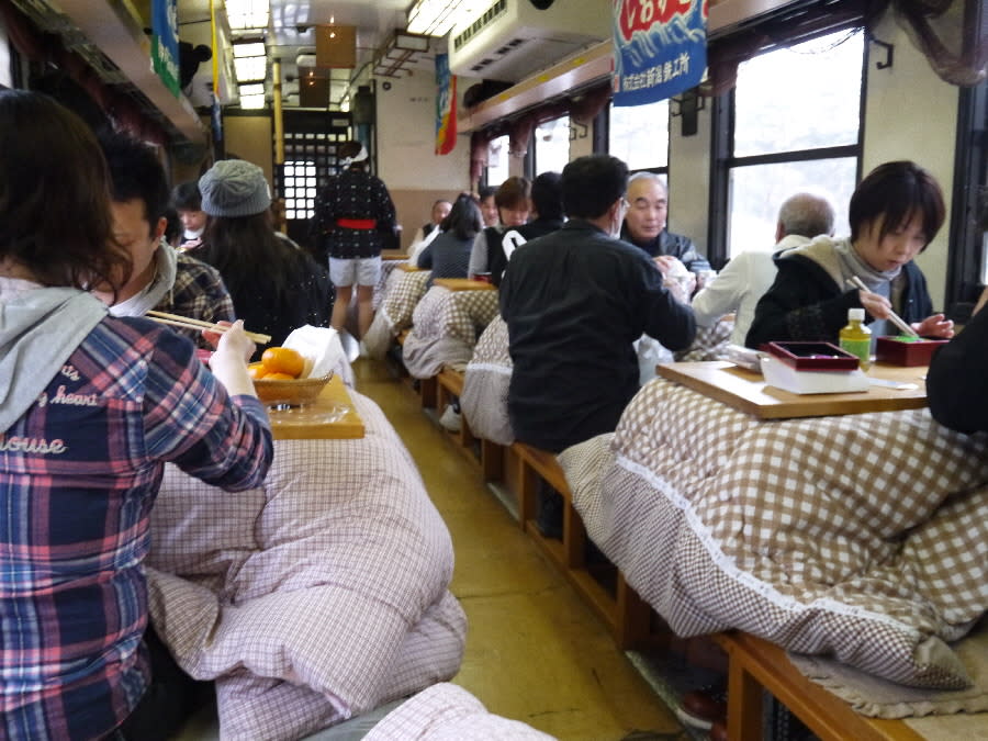 行駛其間列車服務員會裝扮成海女造型為乘客服務。(圖片來源／geocities）