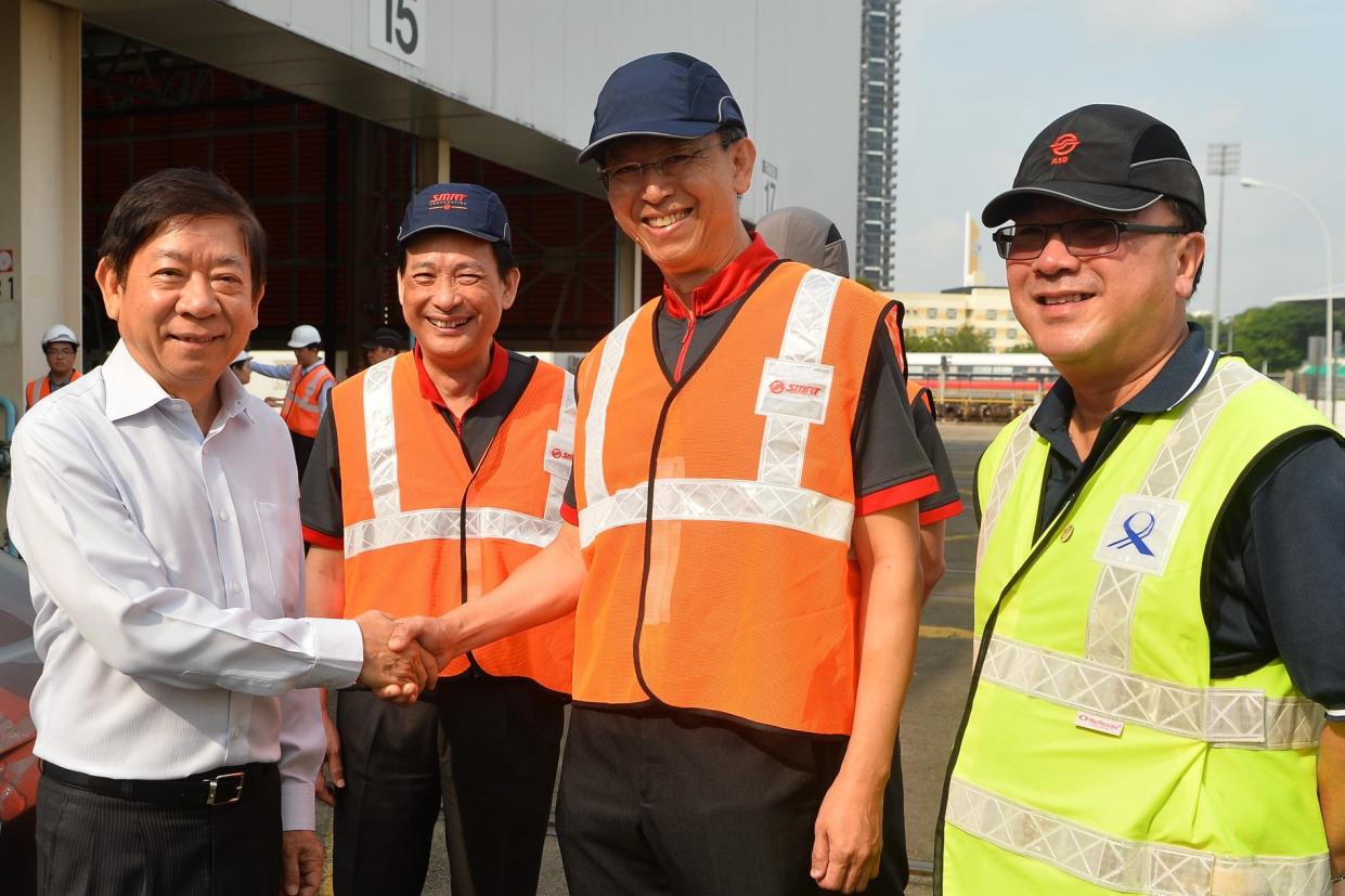 Minister Khaw Boon Wan (left) wishing SMRT CEO Neo Kian Hong all the best. (Photo: Facebook/Khaw Boon Wan)