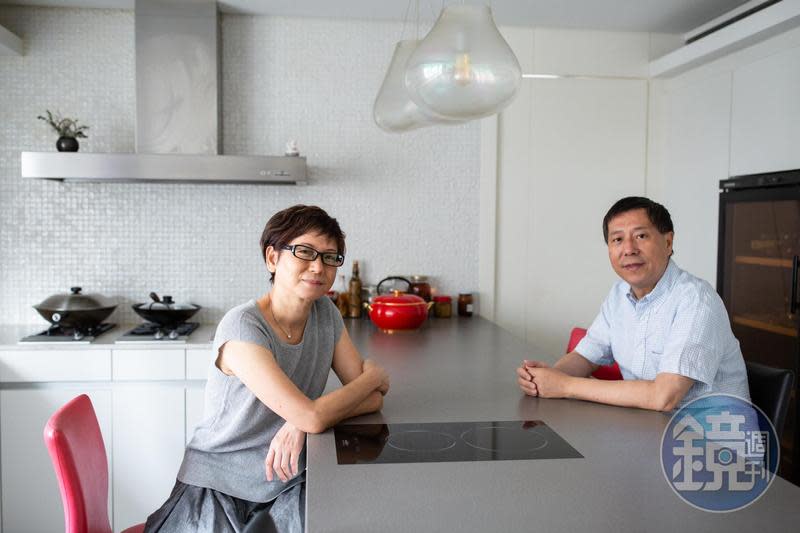汪浩（右）與蔡珠兒（左）在家中廚房最是放鬆做自己。