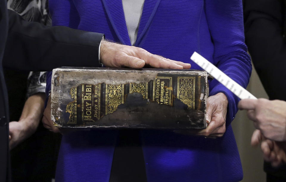 Joe Biden fue juramentado el 20 de enero de 2013 para su segundo mandato vicepresidencial con la mano izquierda sobre la Biblia familiar de los Biden. (Josh Haner/The New York Times)  