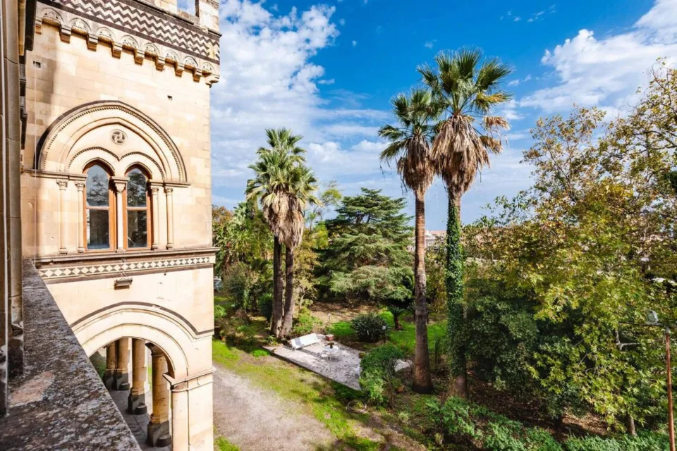 <p>Tiene una arquitectura de estilo ecléctico, mezclando elementos clásicos con el neogótico de finales del siglo XIX. (Foto: <a href="http://www.italy-sothebysrealty.com/en/buy/luxury-properties-for-sale/acireale-magnificent-castle-dating-back-to-1800-with-private-park-6397.html" rel="nofollow noopener" target="_blank" data-ylk="slk:Italy Sotheby's International Realty" class="link ">Italy Sotheby's International Realty</a>).</p> 