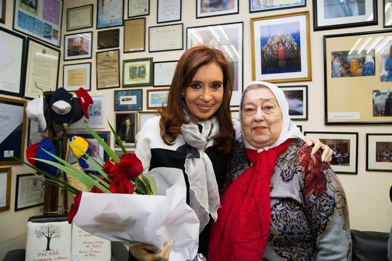 Cristina Kirchner y Hebe de Bonafini, ayer, en la sede de la agrupación de las Madres