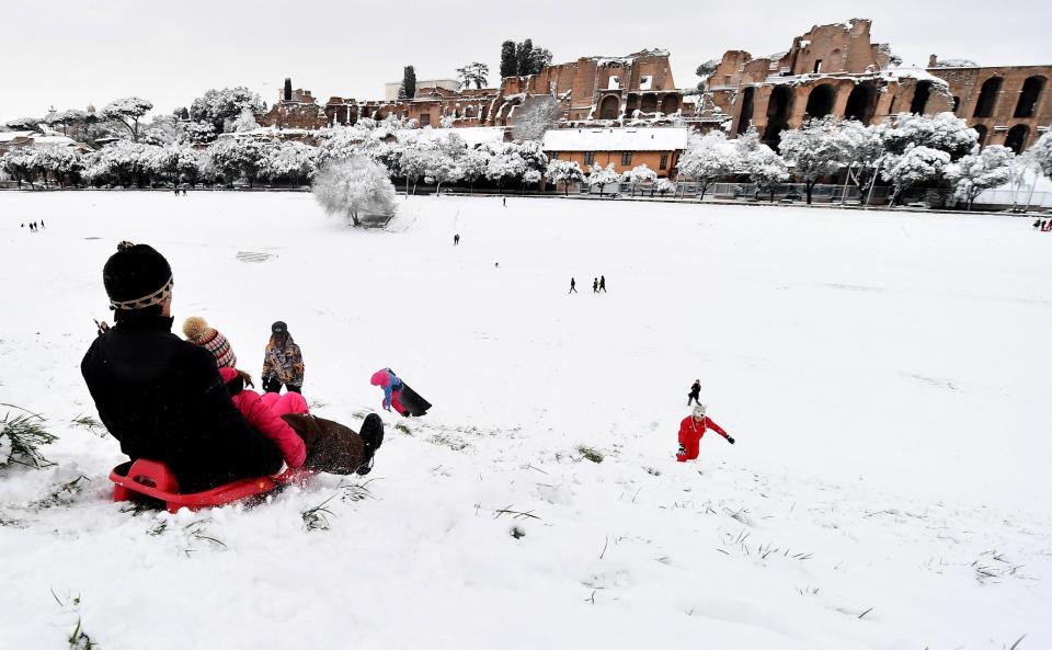 ROM03. ROMA (ITALIA), 26/02/2018.- Locales se deslizan en trineo por una pendiente nevada en el Circo Massimo en Roma, Italia, hoy, 26 de febrero de 2018. La ola de frío siberiano, que han llamado Burian, llegó ayer a Italia provocando copiosas nevadas en el norte y un frío intenso que ha llegado hasta los 20 grados bajo cero en algunas localidades y hoy alcanzó el centro del país y Roma, donde los colegios permanecen cerrados. EFE/ ETTORE FERRARI