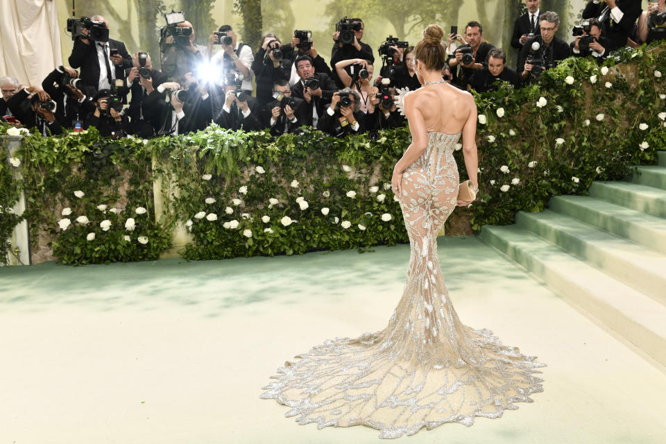 Jennifer Lopez llega a la gala benéfica del Instituto del Vestido del Museo Metropolitano de Arte para celebrar la inauguración de la exposición "Sleeping Beauties: Reawakening Fashion" el lunes 6 de mayo de 2024, en Nueva York. (Foto Evan Agostini/Invision/AP)