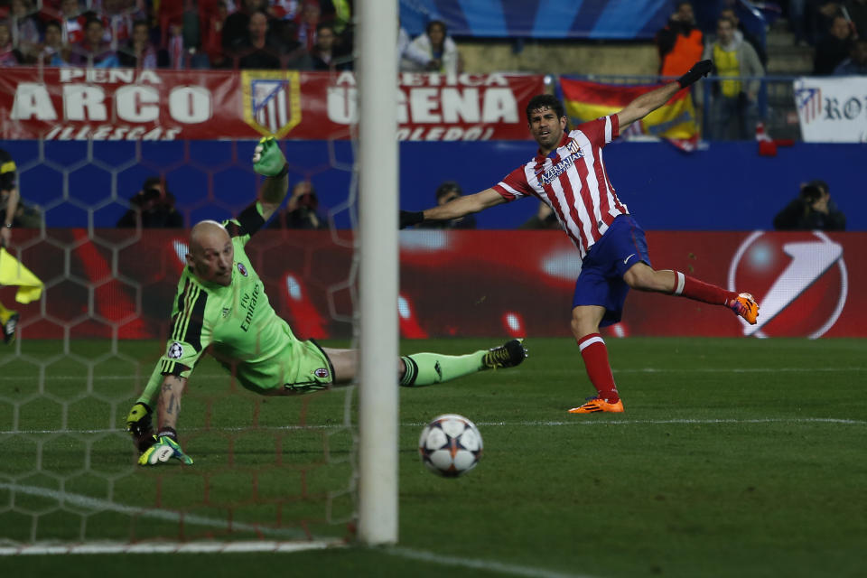 Atletico's Diego Costa, right, scores his goal during a Champions League last 16 second leg soccer match between Atletico Madrid and AC Milan, at the Vicente Calderon stadium in Madrid, Tuesday, March 11, 2014. (AP Photo/Andres Kudacki)
