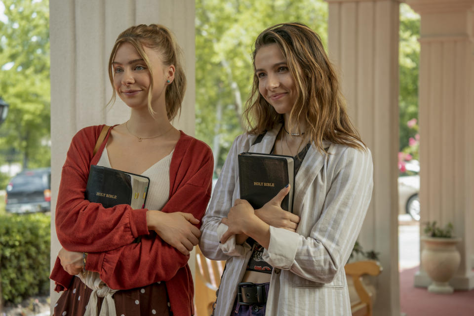 TEENAGE BOUNTY HUNTERS (L to R) MADDIE PHILLIPS as STERLING WESLEY and ANJELICA BETTE FELLINI as BLAIR WESLEY in episode 102 of TEENAGE BOUNTY HUNTERS Cr. TINA ROWDEN/NETFLIX © 2020