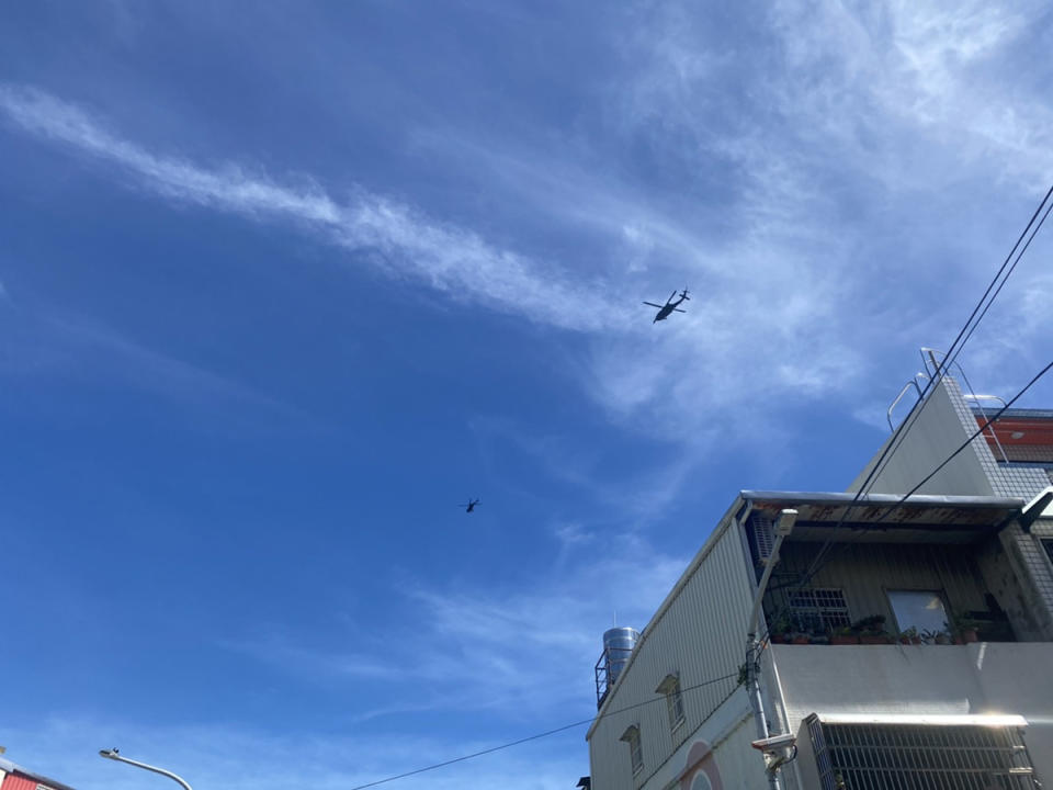 中油桃園煉油廠附近，今日出現戰搜、黑鷹直升機進行試航路起降訓練。（圖：李明朝攝）