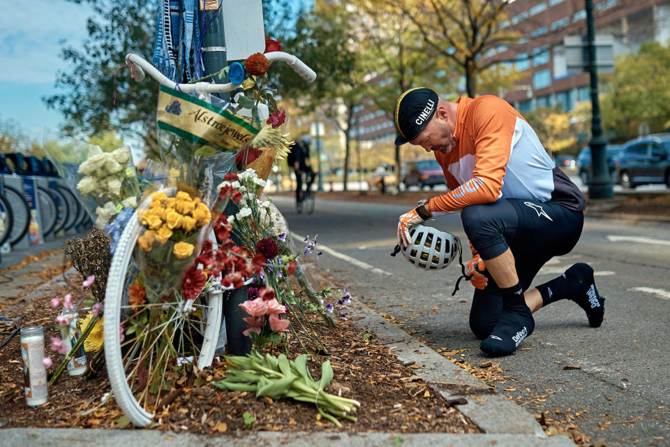 <p>Ein Fahrradfahrer gedenkt in New York der Opfer des Terroranschlags. Der Täter hatte an Halloween mit einem Kleinlaster acht Radfahrer und Fußgänger getötet sowie elf Menschen verletzt. Der Usbeke wurde verhaftet. (Bild: AP Photo) </p>