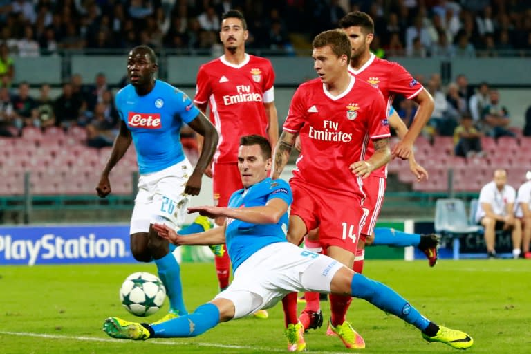 Napoli's forward Arkadiusz Milik (bottom) vies with Benfica's defender Victor Nilsson-Lindelof during the UEFA Champions League football match SSC Napoli vs SL Benfica on September 28, 2016