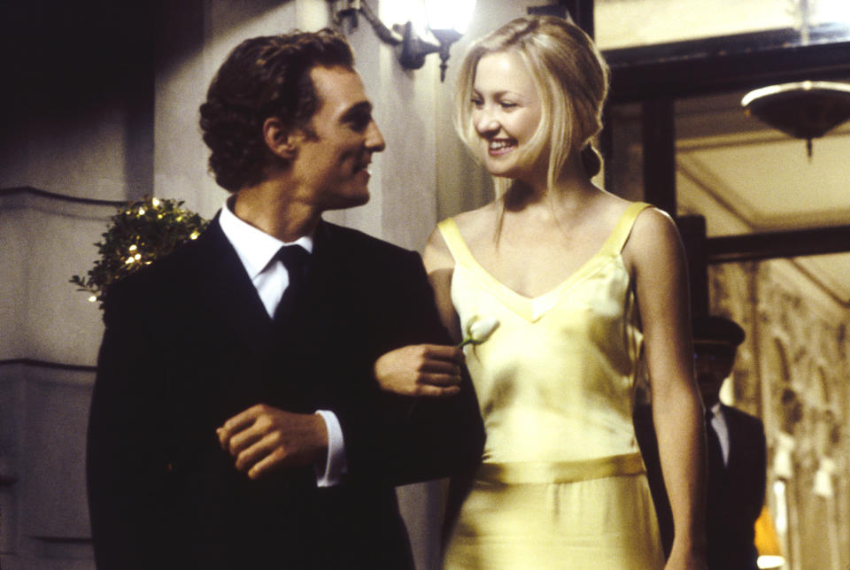 Matthew McConaughey and Kate Hudson smiling and walking in a scene from "How to Lose a Guy in 10 Days."