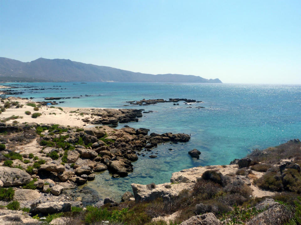 Platz 2: Strand von Elafonissi. Südwestlich auf Kreta befindet sich der Strand von Elafonissi. Er ist wegen der roten Korallenspuren bekannt und wird deswegen auch sehr geschätzt: "Das hellblaue Wasser und der pinkfarbene Sandstrand bieten eine wahre Farbenpracht", schwärmt nur einer von vielen TripAdvisor-Nutzern. Beste Reisezeit: Mai bis Oktober. (Bild-Copyright: TripAdvisor)