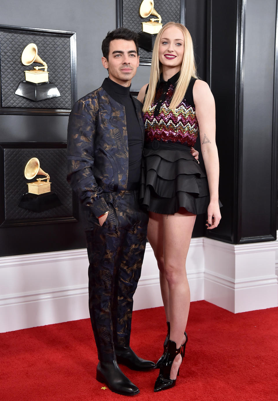 Der "Game-Of-Thrones"-Star betonte ihre lange Beine in einem Minirock und hohen, spitzen Boots mit Cut-Outs. Ihr Ehemann Joe Jonas war mit seinen Brüdern mit dem Song "I'm a Sucker for You" für einen Grammy nominiert. (Bild: Getty Images)